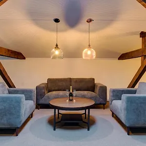  Апарт-отель Upstairs Boutique Румыния